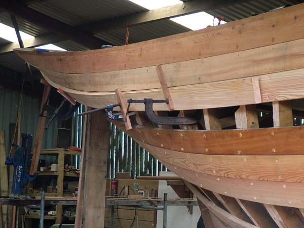 7 Clamping the steamed shutter to the plank above