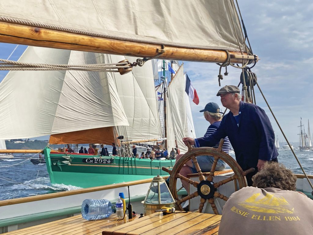 Helming Bessie - La Nebuleuse 1949 behind